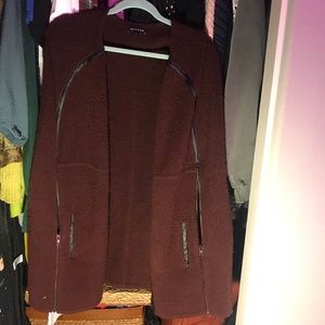 Open maroon trench coat with pocket sleeves